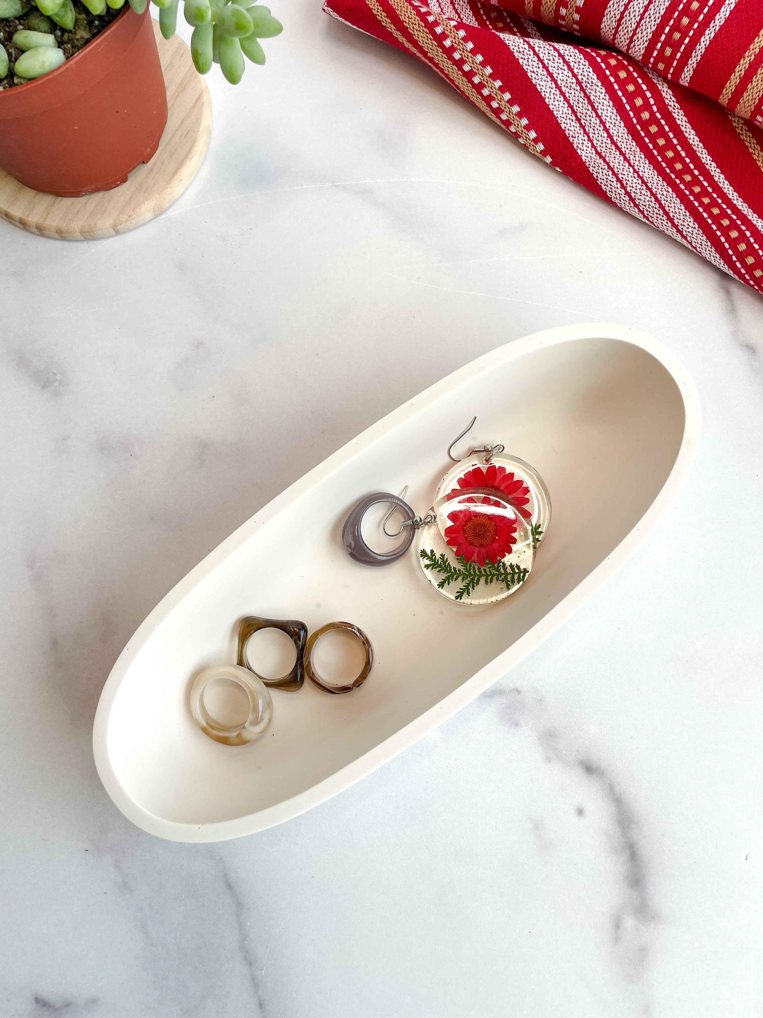 Natural White Oval Candle Vessel